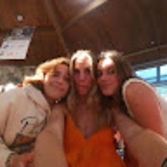 Meet your Posher, Addison - Picture 1 of 1